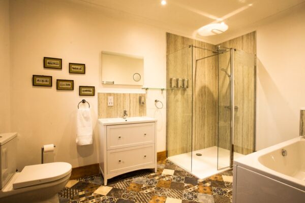 http://Bathroom%20in%20Duke's%20Lodge%20Norfolk%20Dog%20House%20bedroom