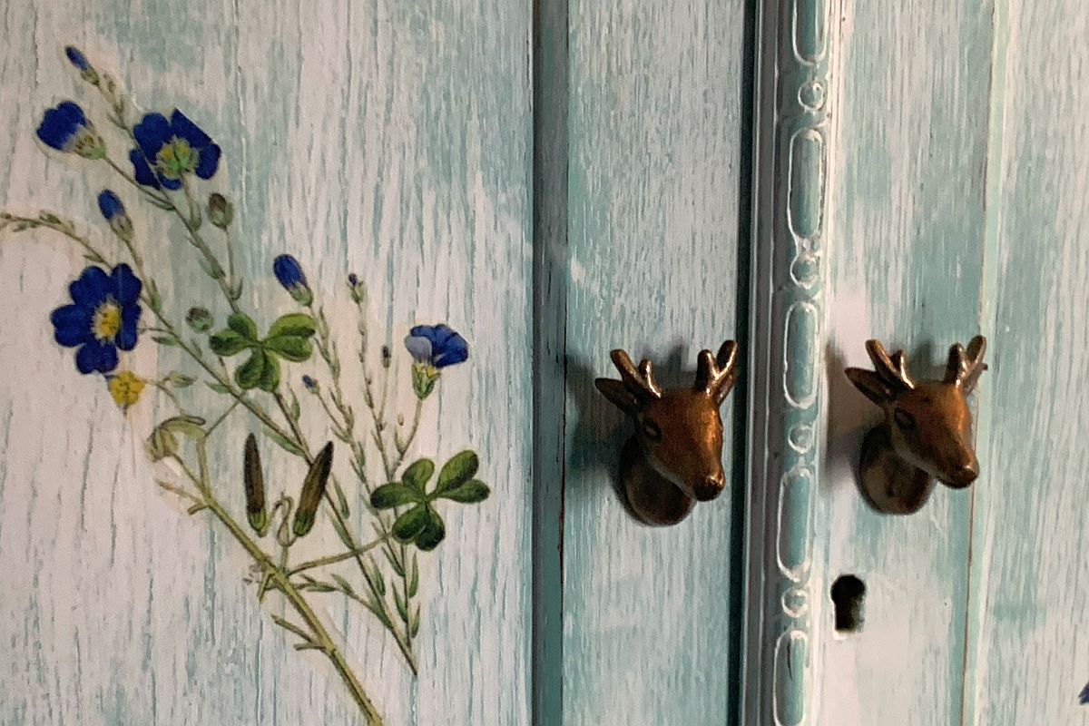 http://Duke's%20Lodge%20-%20Gun%20Room%20painted%20cupboard