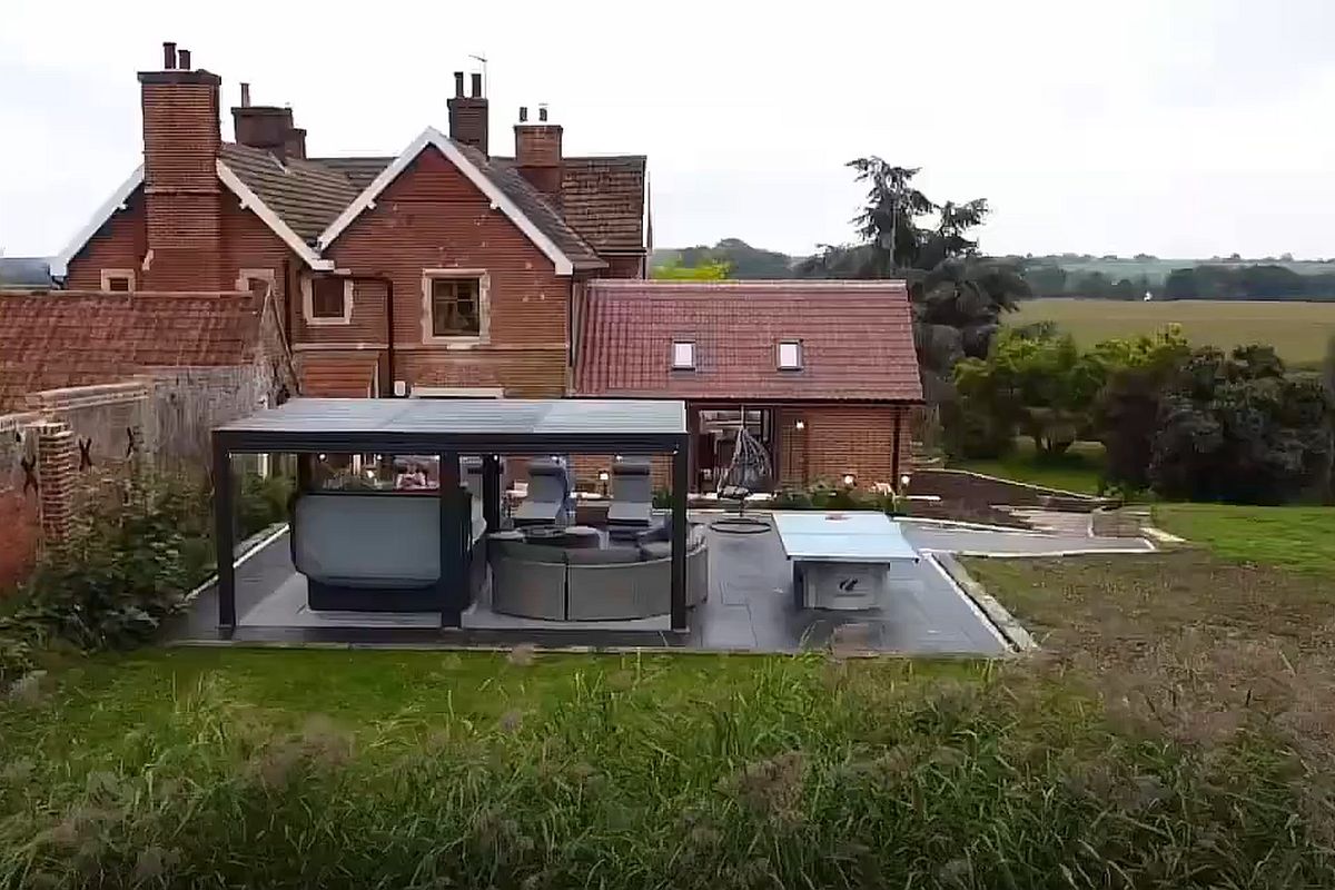 http://Duke's%20Lodge%20-%20Upper%20Terrace%20and%20hot%20tub