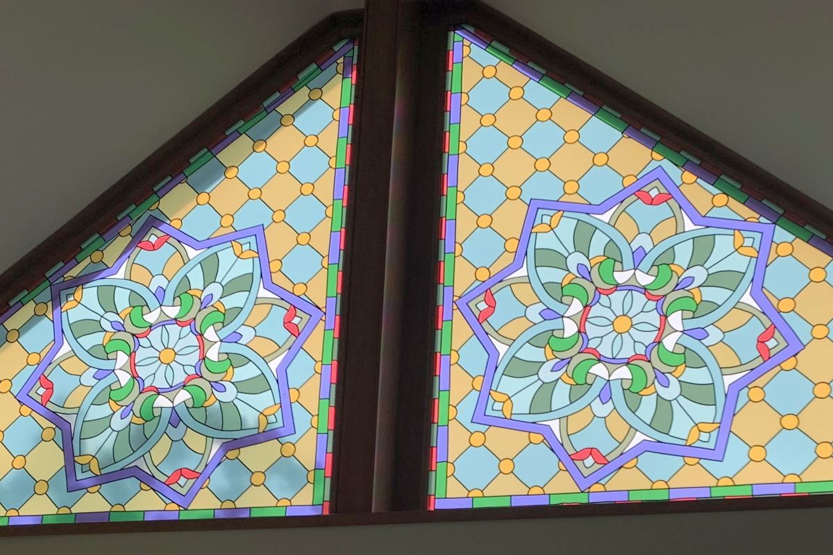 http://Dukes%20Lodge%20-%20Hub%20coloured%20window