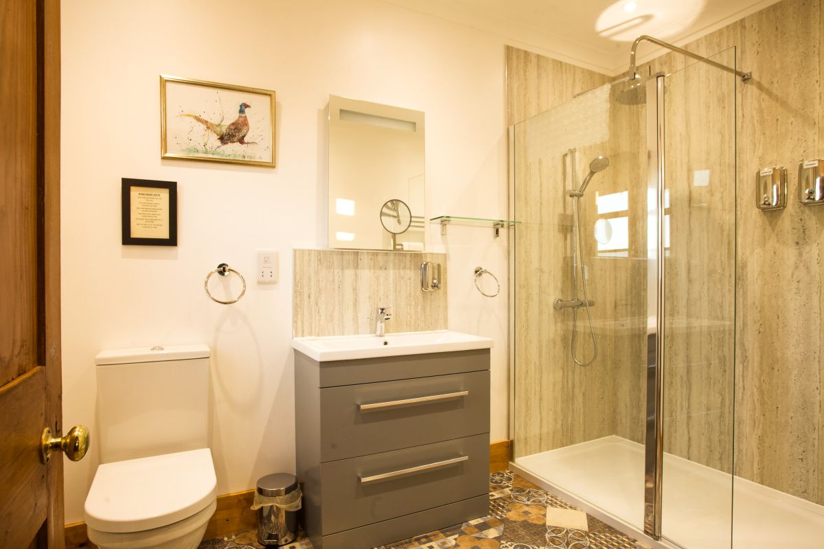 http://Duke's%20Lodge%20-%20Bathroom%20in%20The%20Gun%20Room%20bedroom