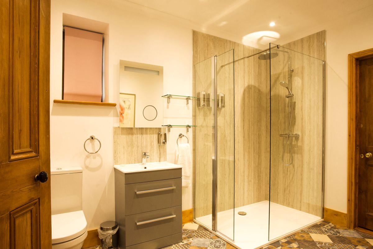 http://Duke's%20Lodge%20-%20Bathroom%20in%20The%20Hen%20House%20bedroom