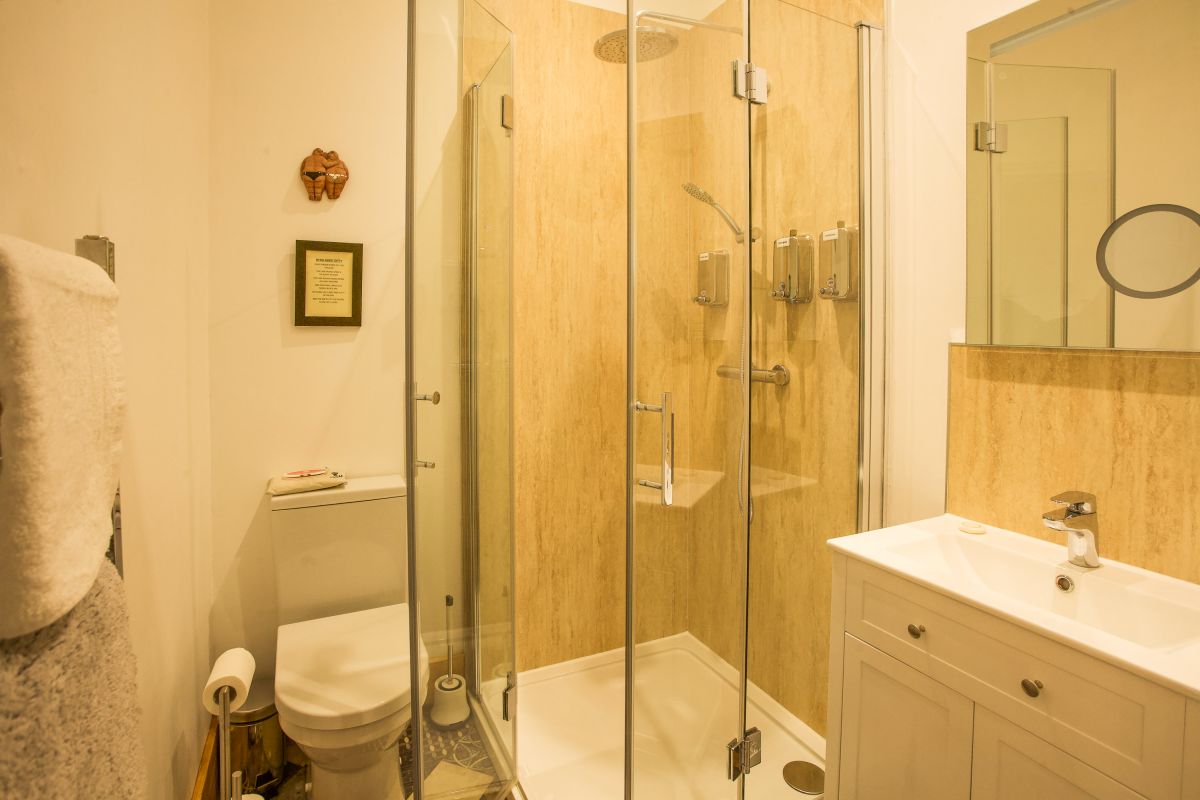 http://Duke's%20Lodge%20-%20Bathroom%20in%20The%20Pigsty%20family%20bedroom