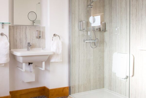 http://Duke's%20Lodge%20-%20Bathroom%20in%20The%20Stable%20bedroom
