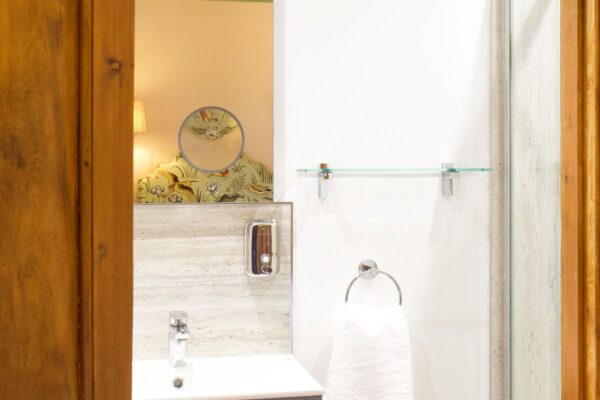 http://Duke's%20Lodge%20-%20Bathroom%20in%20The%20Tool%20Shed%20Bedroom