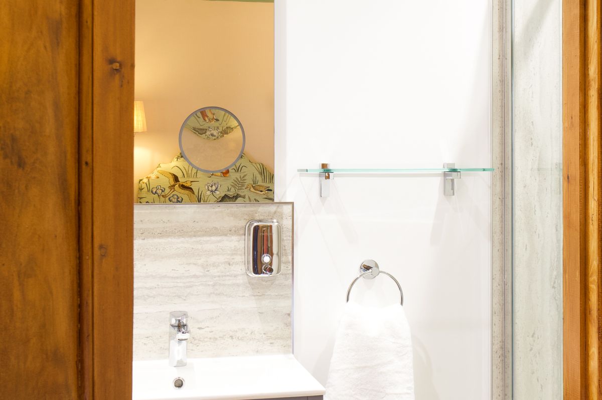 http://Duke's%20Lodge%20-%20Bathroom%20in%20The%20Tool%20Shed%20Bedroom