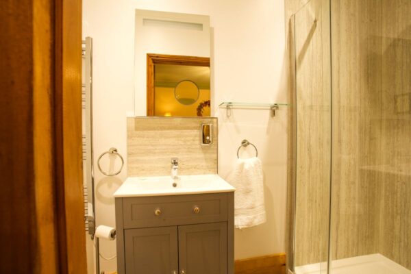 http://Duke's%20Lodge%20-%20Bathroom%20in%20The%20Tool%20Shed%20Bedroom