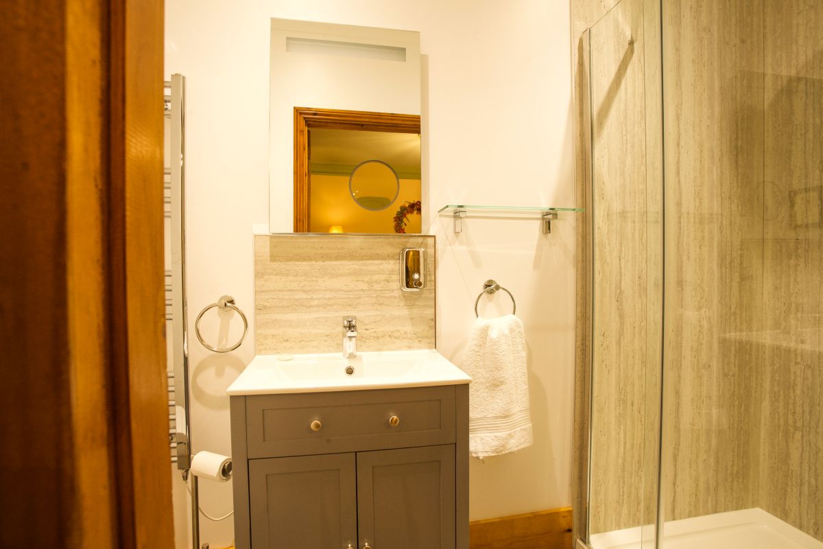 http://Duke's%20Lodge%20-%20Bathroom%20in%20The%20Tool%20Shed%20Bedroom