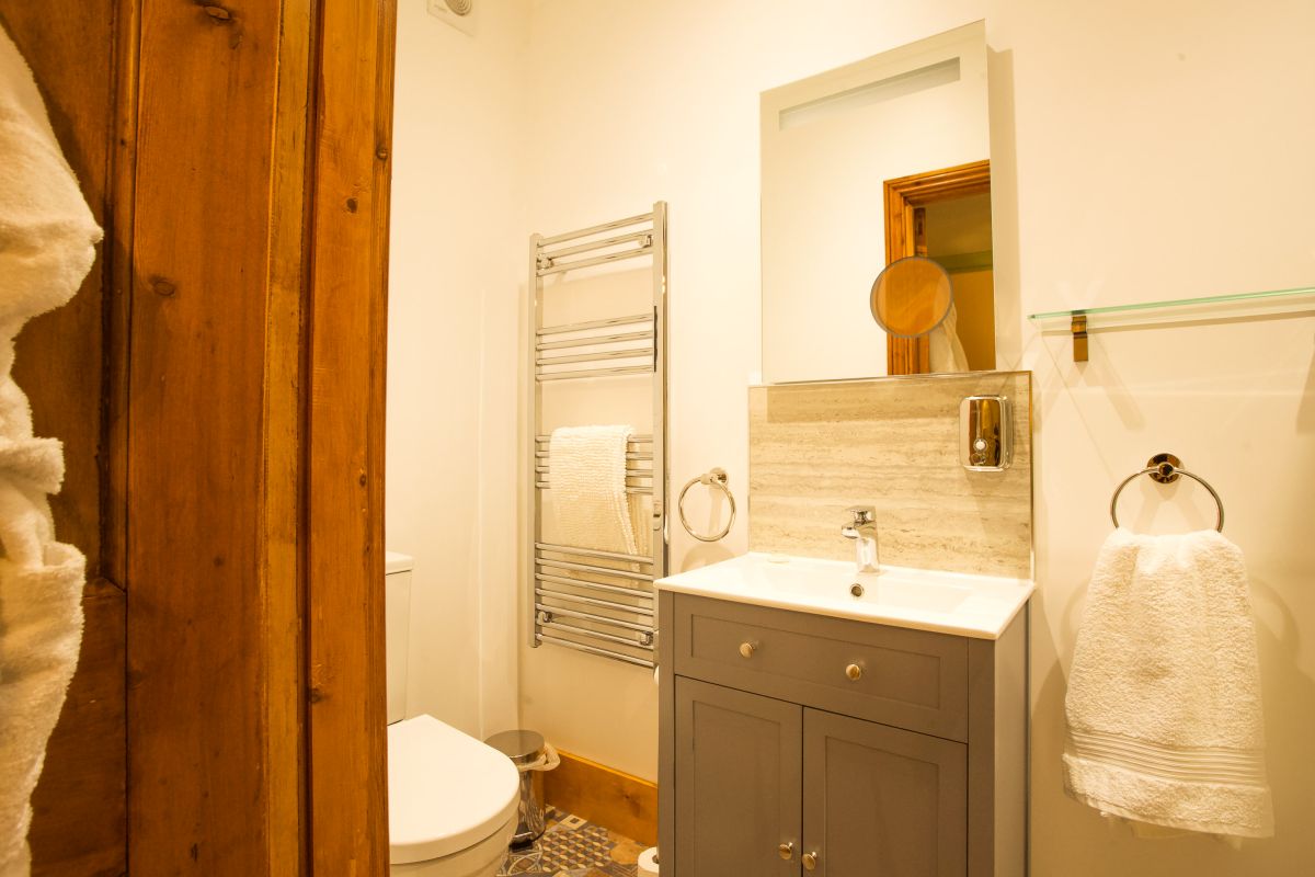 http://Duke's%20Lodge%20-%20The%20Tool%20Shed%20Bedroom