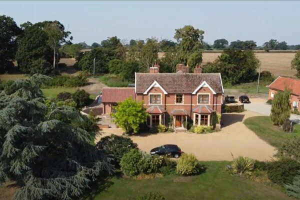 http://Dukes%20Lodge%20Norfolk%20self%20catering%20for%2016%20with%20gardens%20and%20grounds