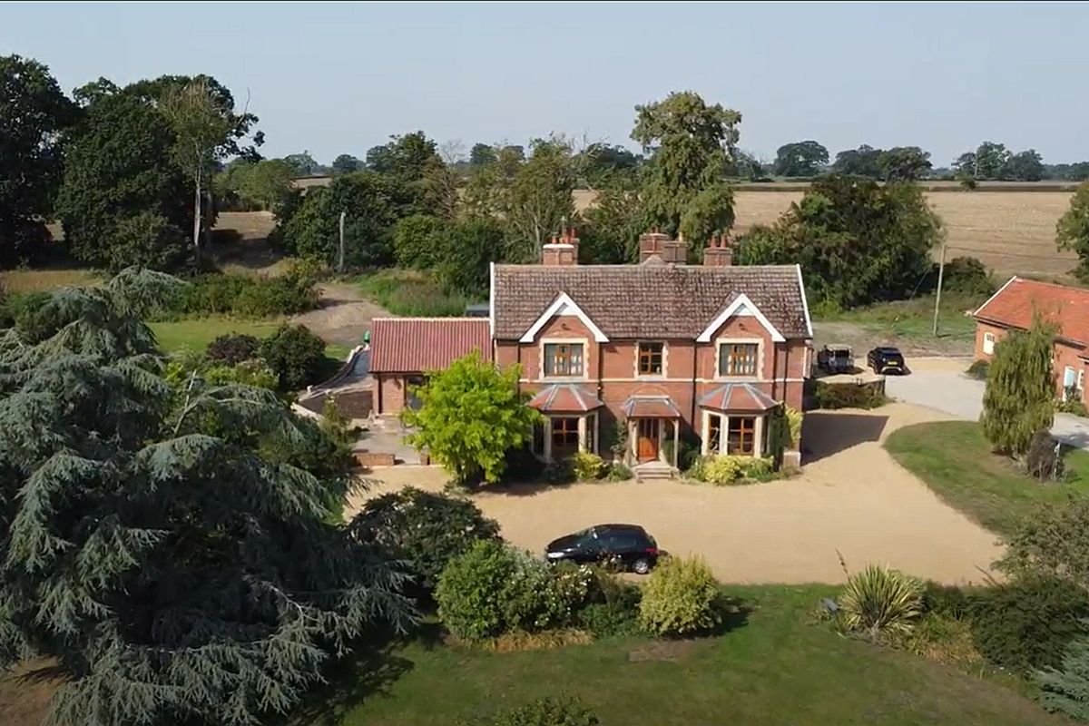 Dukes Lodge Norfolk self catering for 16 with gardens and grounds