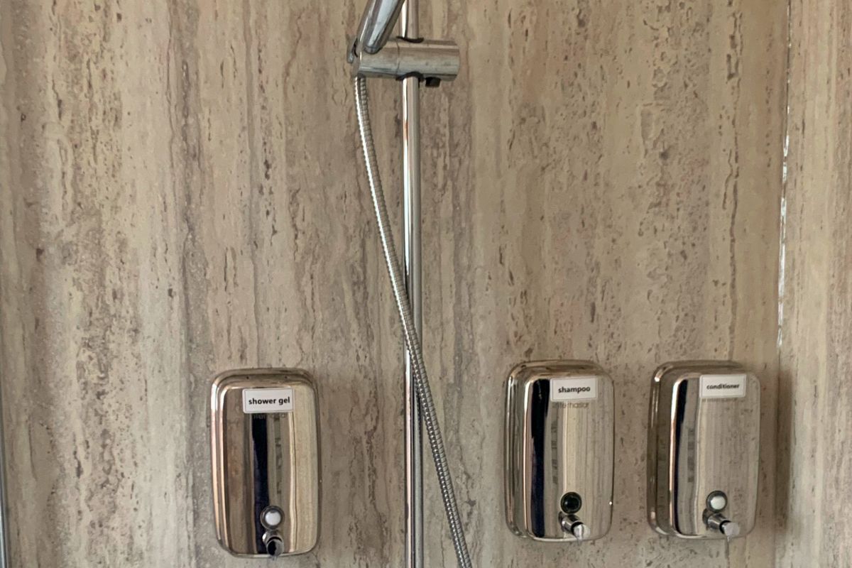 http://Duke's%20Lodge%20Stable%20bedroom%20en-suite%20shower%20wash%20dispensers